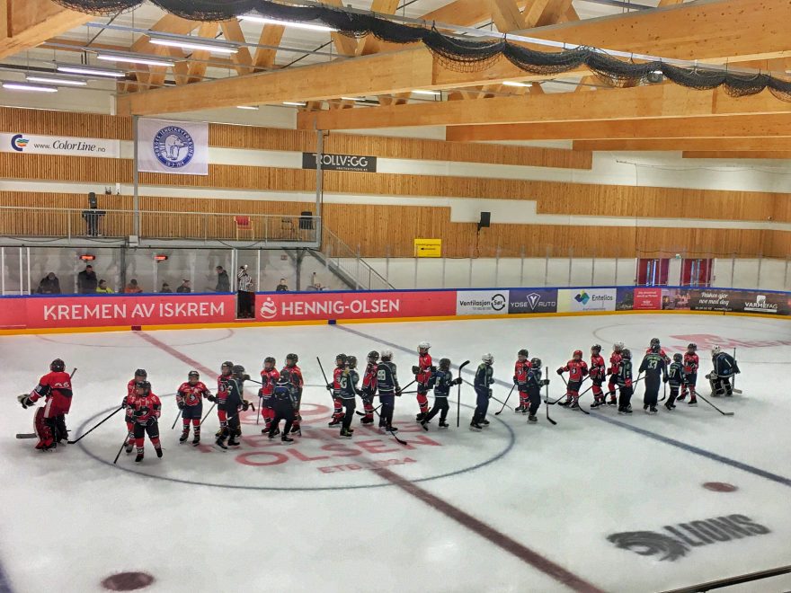 Ishockeyspillere som takker for kampen på isflaten